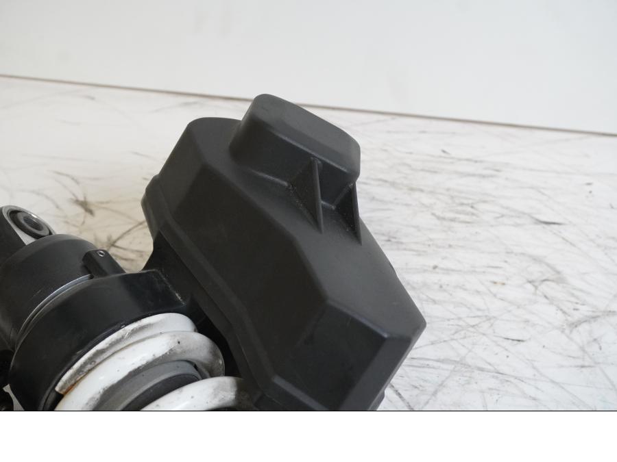 Snett uppifrån på Stötdämpare från en BMW K 1200 R Sport -2007 motorcykel.