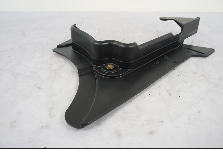 Snett nerifrån på Remskydd från en H-D Softail Sport Glide FLSB -2022 motorcykel.