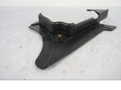 Snett nerifrån på Remskydd från en H-D Softail Sport Glide FLSB -2022 motorcykel.