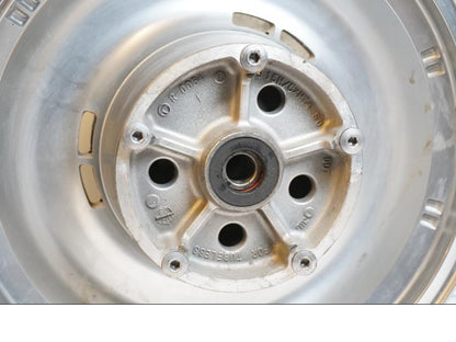 Baksidan på Fälg från en Kawasaki VN 900 -2007 motorcykel.