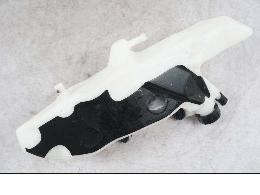 Framsidan på Vattenexpansionskärl från en Ducati Multistrada V4 -2024 motorcykel.