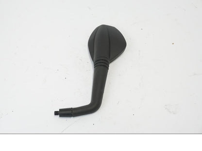 Snett nerifrån på Backspegel från en KTM 690 Duke -2016 motorcykel.