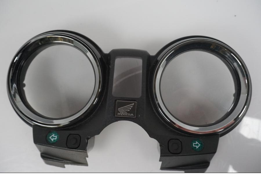 Snett nerifrån på Instrumentfront från en Honda CB 900 F -2003 motorcykel.