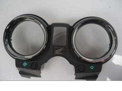 Snett nerifrån på Instrumentfront från en Honda CB 900 F -2003 motorcykel.