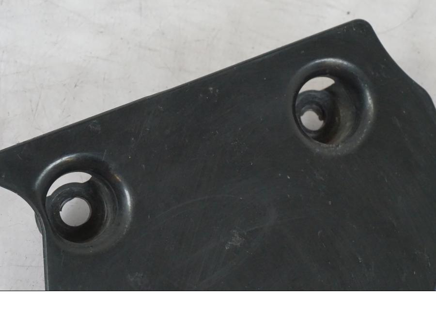 Baksidan på Plast från en Suzuki VL 800 -2002 motorcykel.