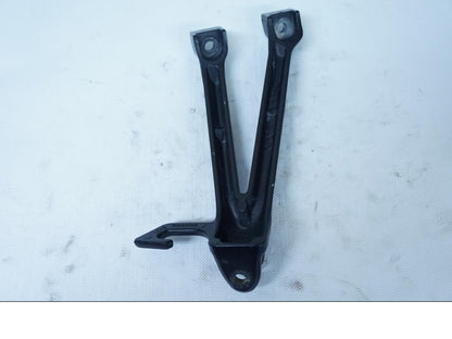 Baksidan på Fotpinnefäste från en Suzuki GSX-R 750 -2009 motorcykel.