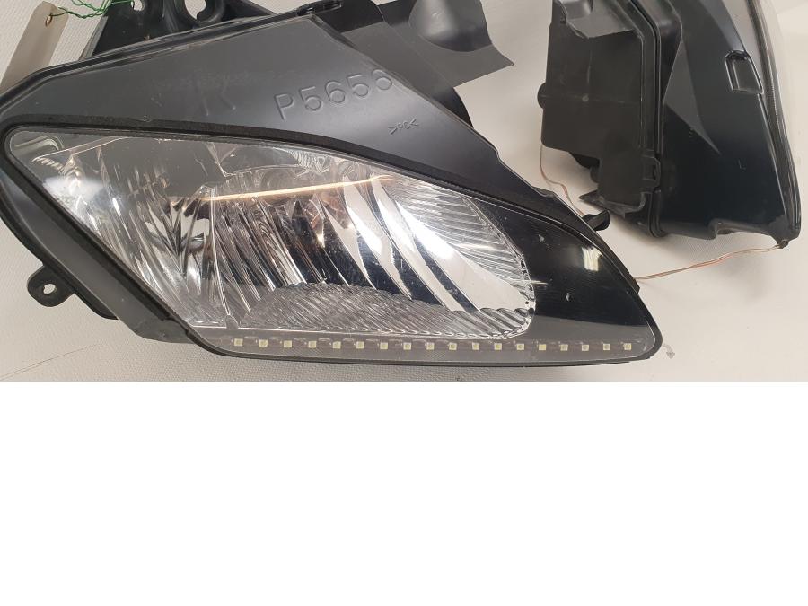 Snett uppifrån på Strålkastare från en Yamaha YZF R6 -2007 motorcykel.