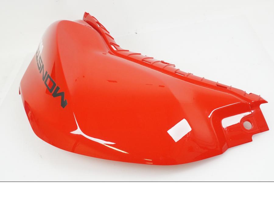 Höger sida på Bensintankskåpa från en Ducati Monster 937 -2023 motorcykel.