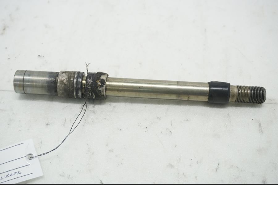 Framsidan på Axel från en Triumph Tiger Explorer -2012 motorcykel.