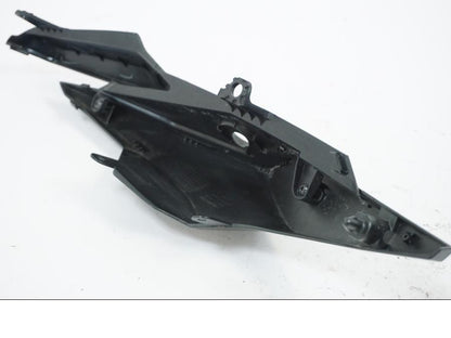 Snett uppifrån på Bakvinge från en Honda CB 650 R -2019 motorcykel.