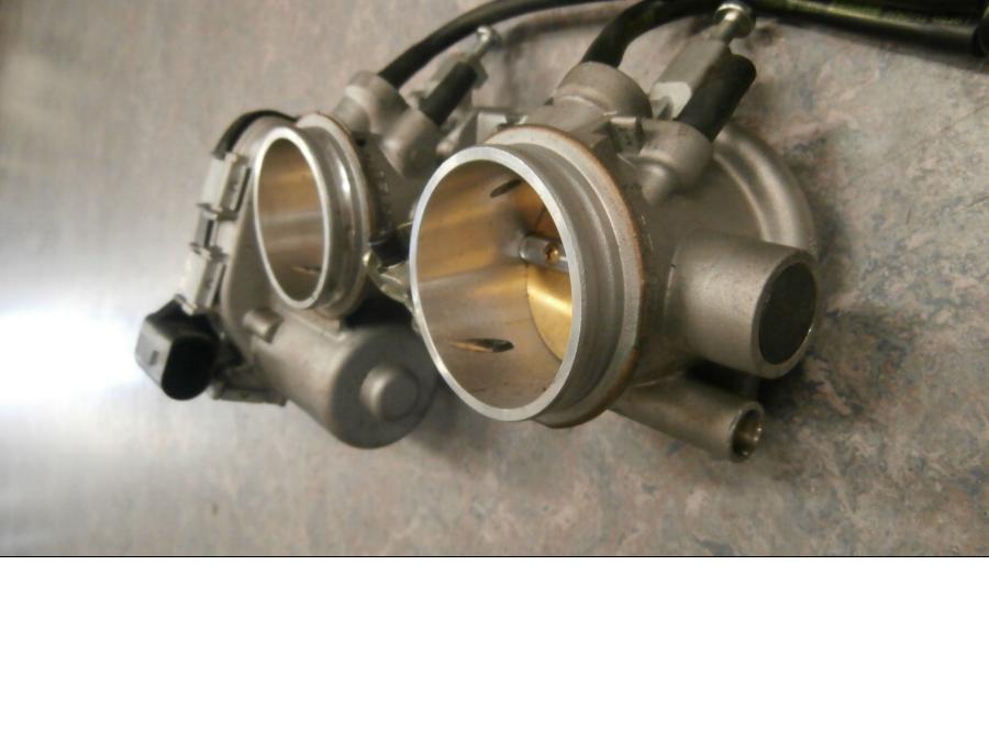 Snett uppifrån på Spjällhus från en Aprilia RSV 1000 -2010 motorcykel.