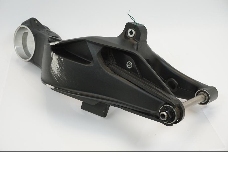 Vänster sida på Sving från en KTM 1290 Super Duke -2020 motorcykel.