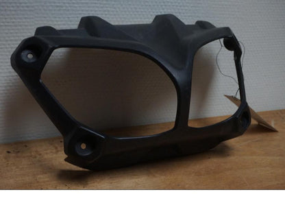 Baksidan på Strålkastarkåpa från en Yamaha XT 1200 Z -2011 motorcykel.