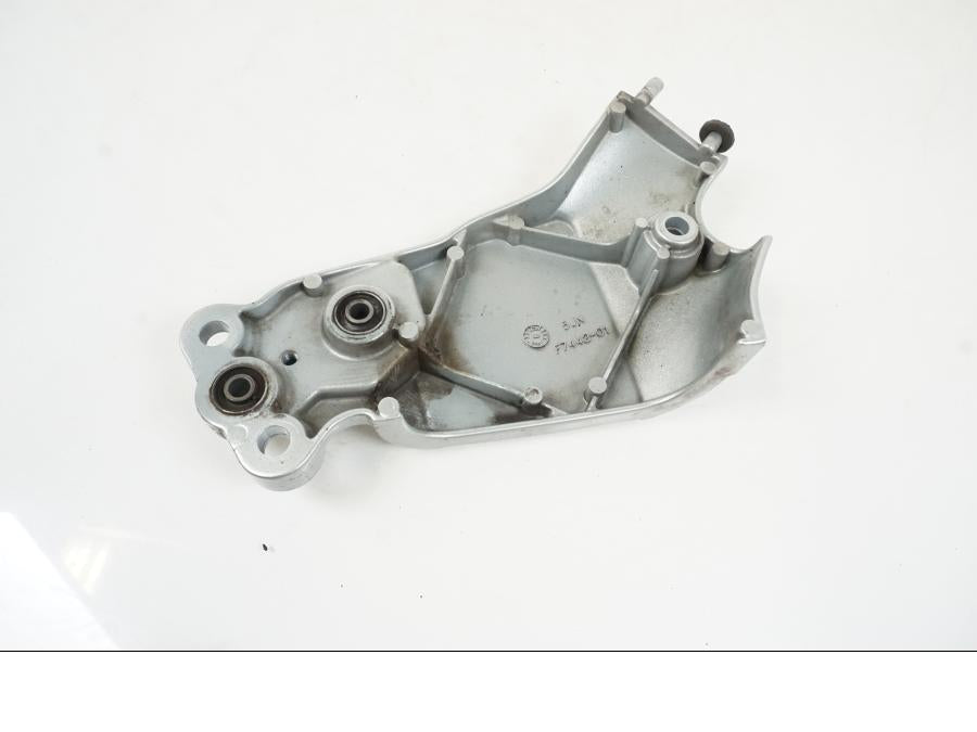 Baksidan på Fotpinnefäste inre från en Yamaha BT 1100 -2003 motorcykel.