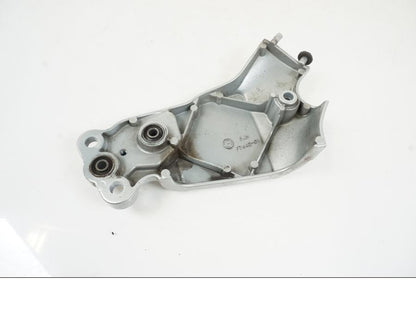 Baksidan på Fotpinnefäste inre från en Yamaha BT 1100 -2003 motorcykel.