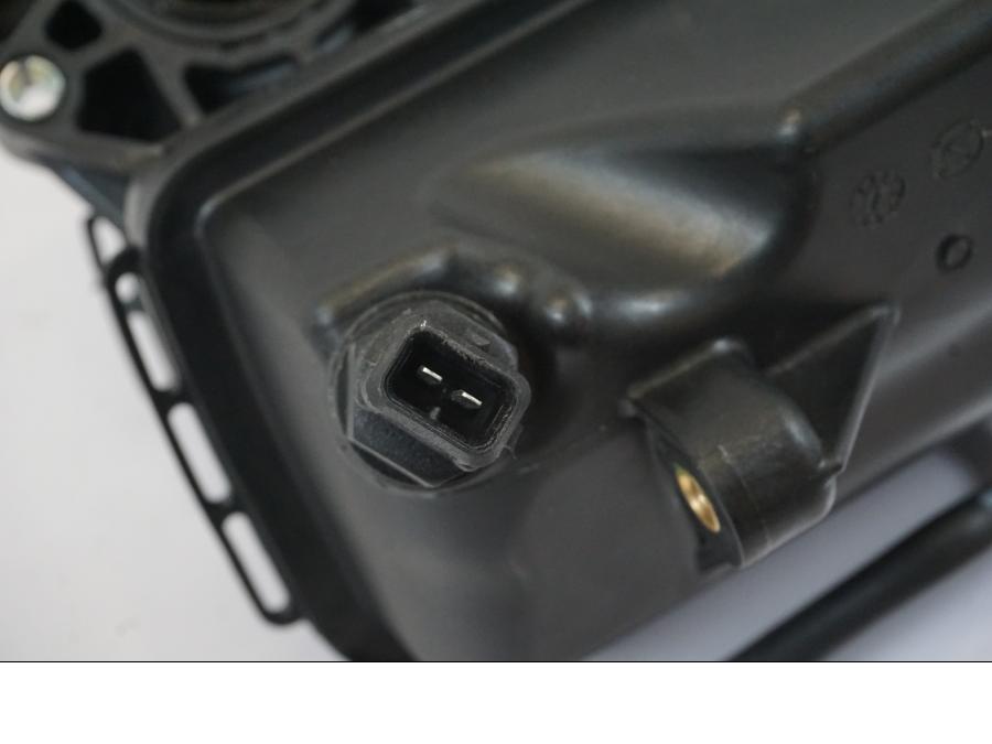 Extrabild1 på Insprutningsrör från en Triumph Trident -2021 motorcykel.