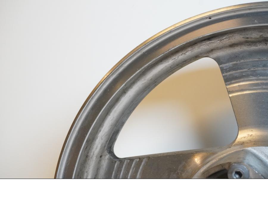 Snett nerifrån på Fälg från en Kawasaki VN 1500 Classic Tourer -2003 motorcykel.