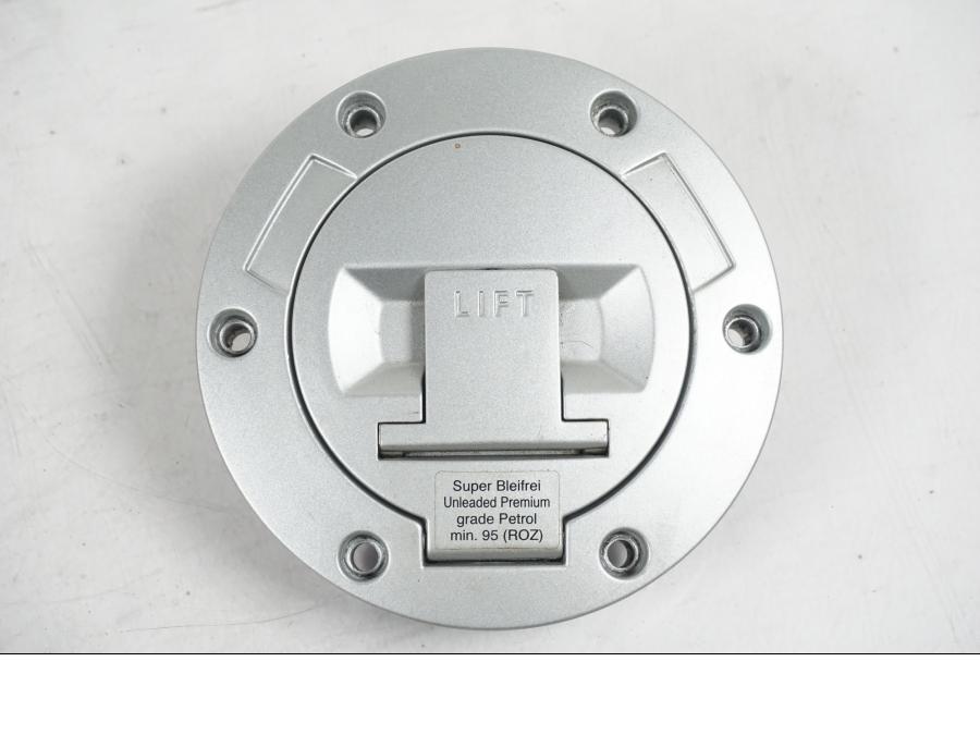 Snett nerifrån på <p>Låssats från BMW R 1200 RT 2011.</p>

<p>2st nycklar och 1st plastnyckel, tändningslås, förvaringfackslås, sadellås och tanklock.</p> motorcykel.