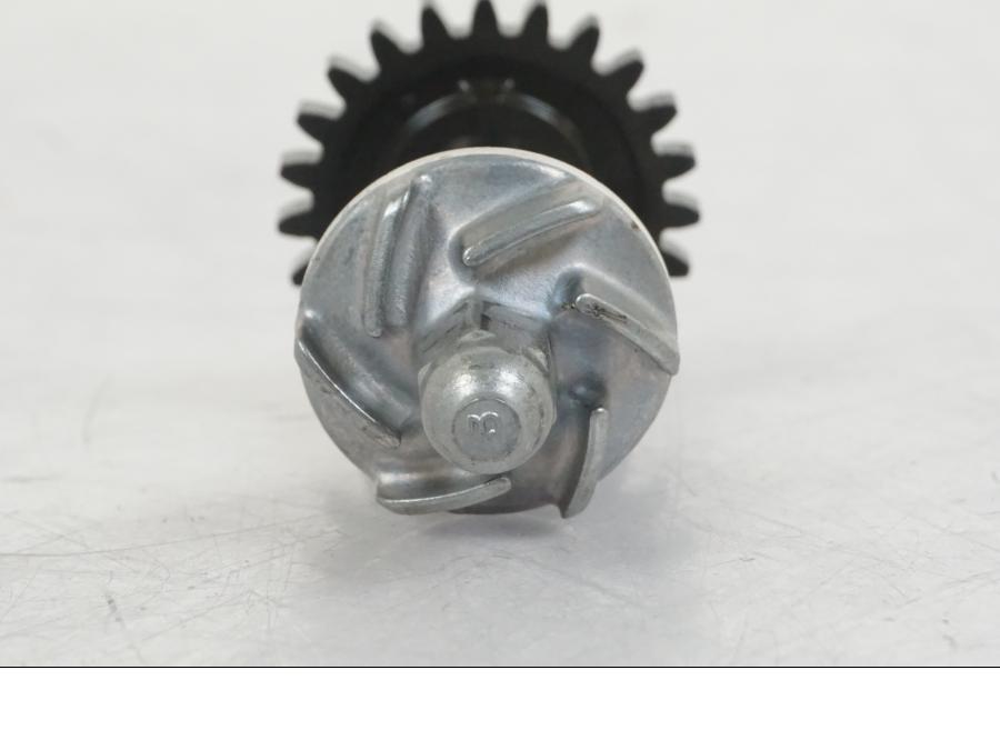 Höger sida på Vattenpump från en Honda CBR 125 R -2006 motorcykel.