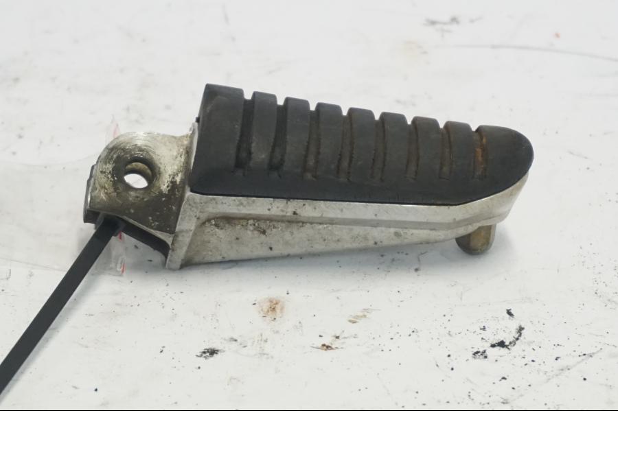 Baksidan på Fotpinne från en Suzuki DL 1000 -2003 motorcykel.