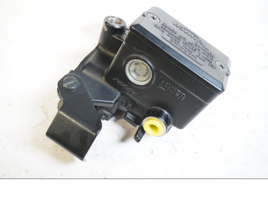 Framsidan på Bromshuvudcylinder från en Triumph Tiger 800 -2011 motorcykel.