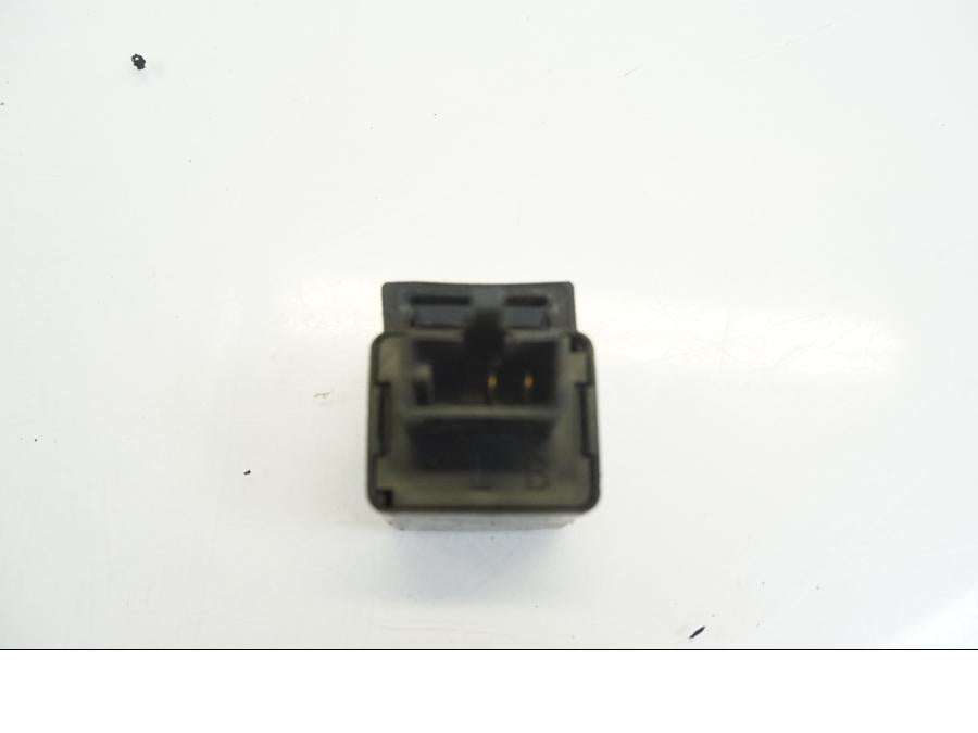 Baksidan på Blinkersrelä från en Yamaha XVS 1100 -2003 motorcykel.