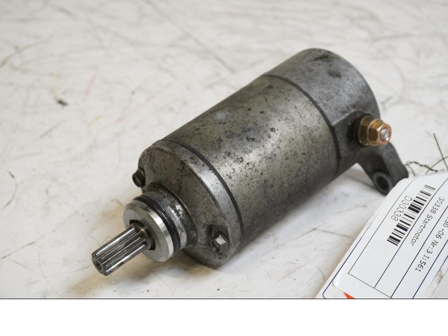 Framsidan på Startmotor från en Suzuki SV 650 -2006 motorcykel.