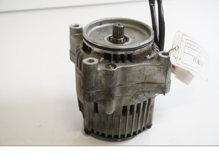 Framsidan på Generator från en Yamaha YZF 1000 R -1999 motorcykel.