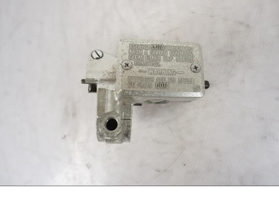 Baksidan på Kopplingshuvudcylinder från en Kawasaki VN 1500 -2003 motorcykel.