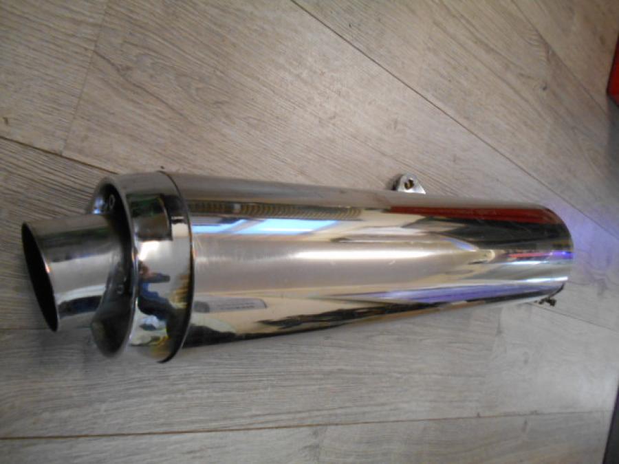 Baksidan på Ljuddämpare från en Yamaha TRX 850 -1996 motorcykel.