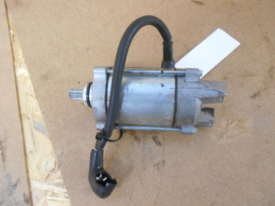 Framsidan på Startmotor från en Honda VT 1100 C -1995 motorcykel.