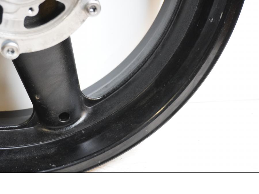 Höger sida på Fälg från en Suzuki GSF 650 -2011 motorcykel.