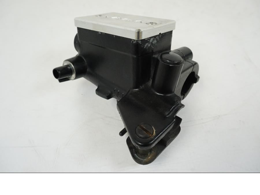 Höger sida på Kopplingshuvudcylinder från en Kawasaki ZZR 1100 -1994 motorcykel.