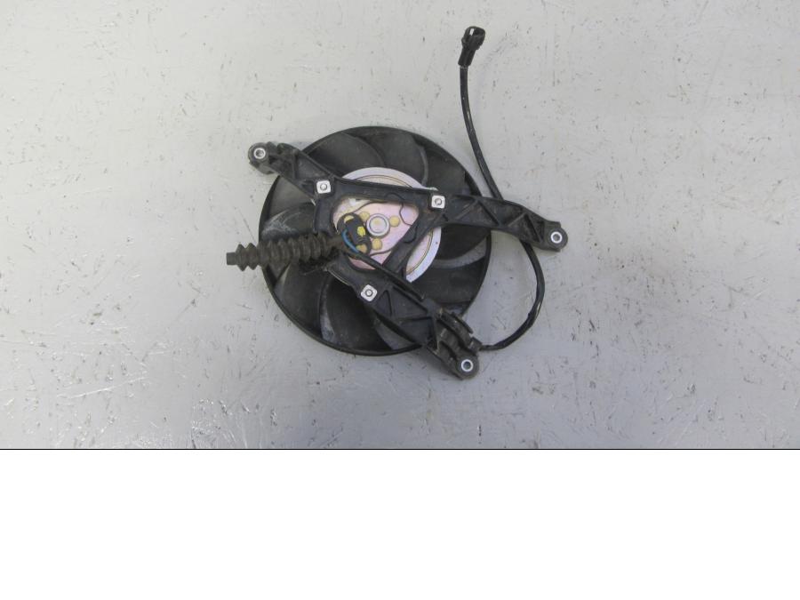 Baksidan på Vattenkylfläkt från en Suzuki LTA 750 XP E -2009 motorcykel.