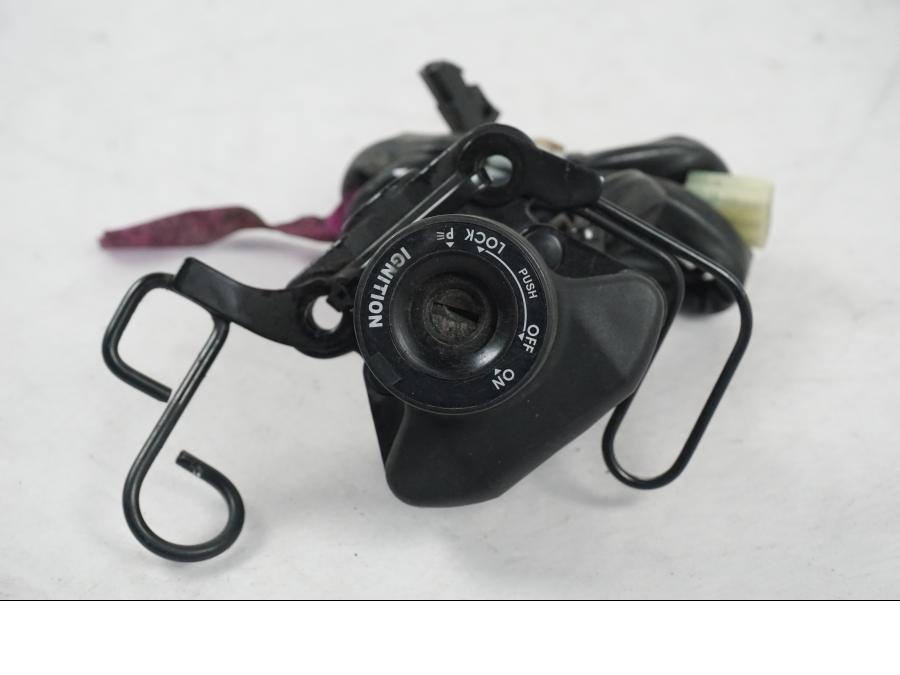 Extrabild3 på <p>Låssats från Yamaha XT 1200 Z ABS 2011.</p>

<p>Cdi, tändningslås, antenn, tanklock, sadellås, toppboxlås och 3st nycklar. Finns en skada på sadellåsmekanismens skyddsgummi se bild.</p> motorcykel.