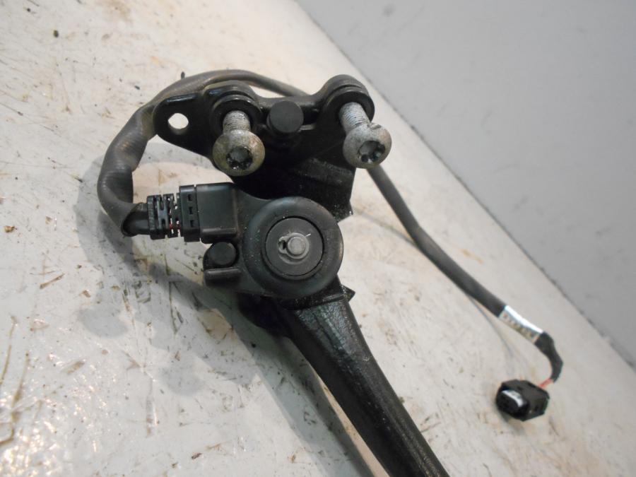 Baksidan på Sidostöd från en BMW K 1300 R -2009 motorcykel.