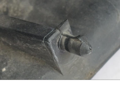 Extrabild6 på <p>Bakvinge höger från Kawasaki ZZR 1100 1991.</p>

<p>Lagad och omlackad i original kulör.</p>

<p>Sprickor, slitage av lack samt ytliga repor se bilder.</p> motorcykel.