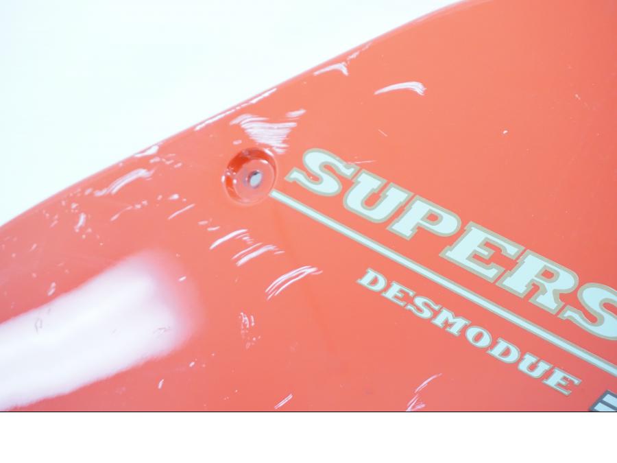 Snett uppifrån på Sidkåpa från en Ducati 750 SS -1995 motorcykel.