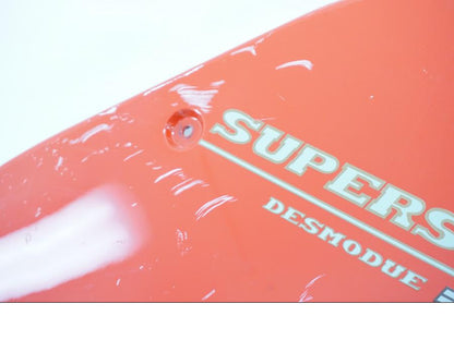 Snett uppifrån på Sidkåpa från en Ducati 750 SS -1995 motorcykel.