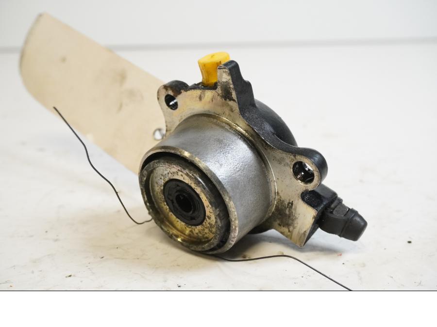 Baksidan på Kopplingslavcylinder från en Honda CBR 1100 XX -1998 motorcykel.