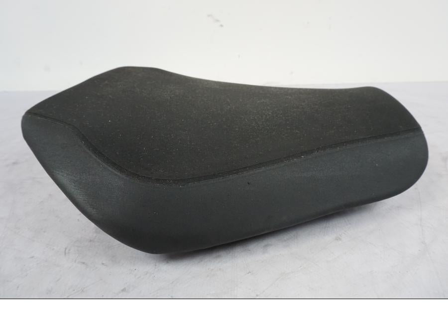 Vänster sida på Sadel från en KTM 1290 Super Duke R -2021 motorcykel.