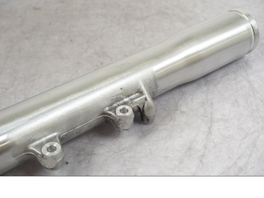 Snett nerifrån på Gaffelben från en Honda VT 750 -1998 motorcykel.