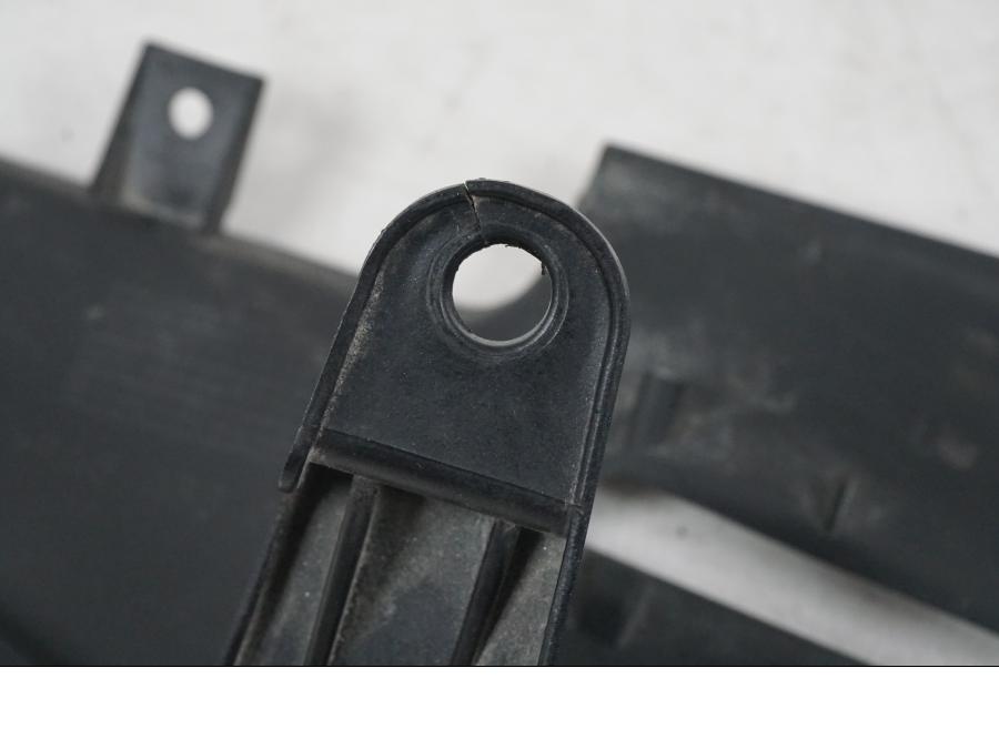 Vänster sida på Bakvinge från en Aprilia Tuono V4R -2011 motorcykel.