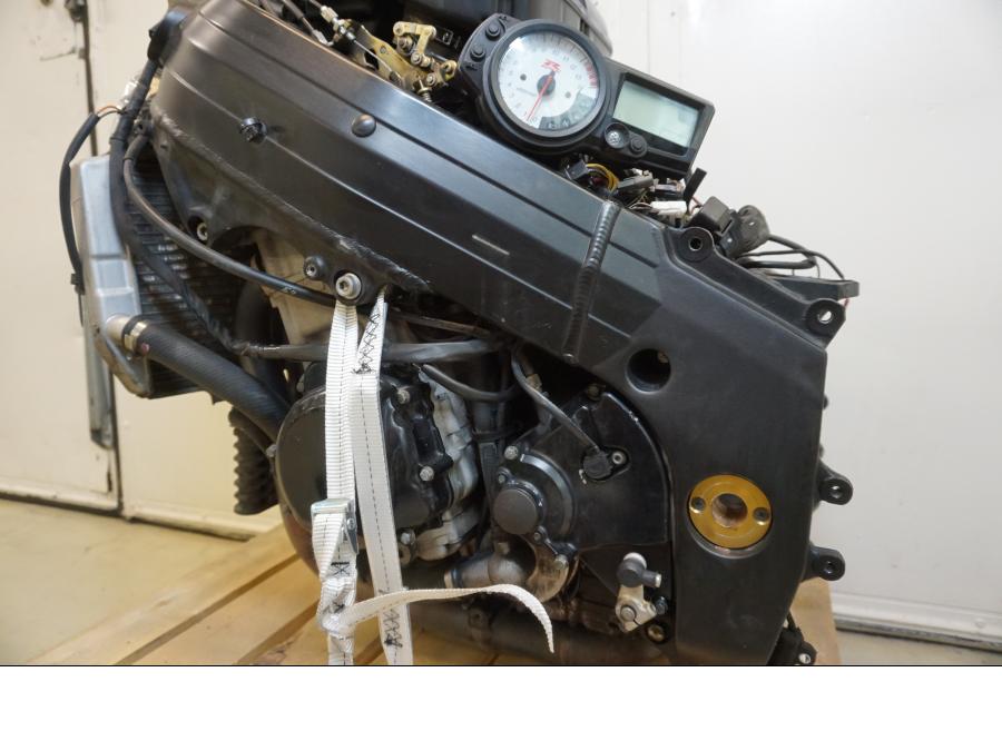 Baksidan på Motorpaket från en Suzuki GSX-R 1000 -2003 motorcykel.