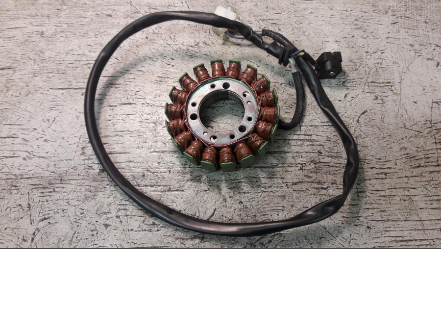 Framsidan på Generator från en Yamaha FZ-S 600 -2000 motorcykel.