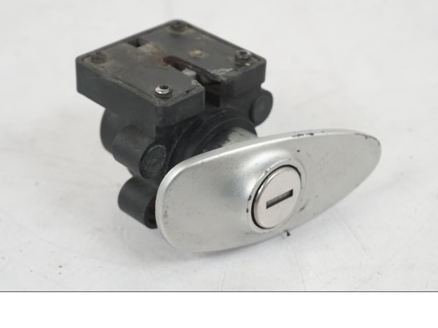 Extrabild2 på <p>Låssats från BMW R 1200 C 2002.</p>

<p>Tändningslås, tanklock, ett väsklås, skador finns och 2st nycklar. Lacksläpp på tändningslåset se bild.</p> motorcykel.