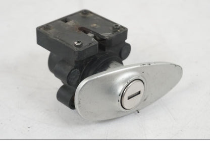 Extrabild2 på <p>Låssats från BMW R 1200 C 2002.</p>

<p>Tändningslås, tanklock, ett väsklås, skador finns och 2st nycklar. Lacksläpp på tändningslåset se bild.</p> motorcykel.