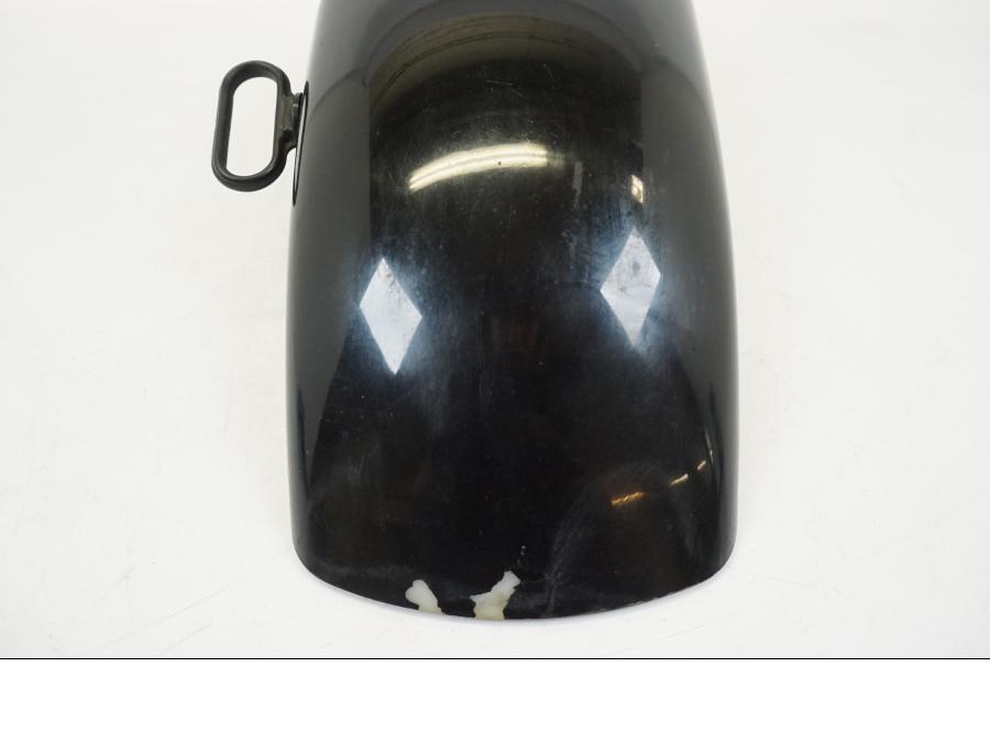 Snett nerifrån på Framskärm från en Honda CB 750 -2002 motorcykel.