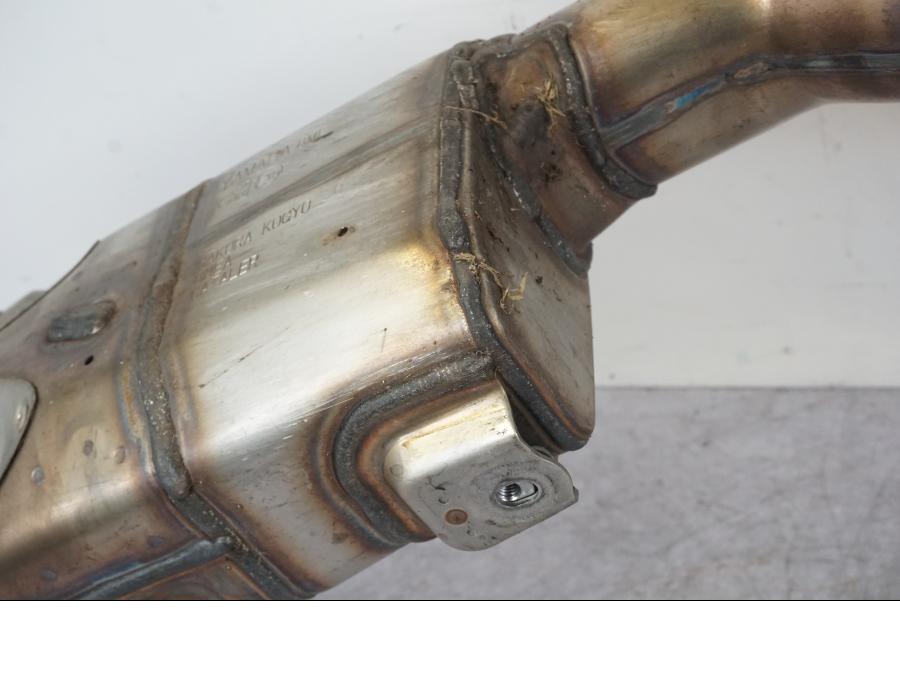 Snett uppifrån på Avgassystem från en Yamaha MT-09 -2024 motorcykel.