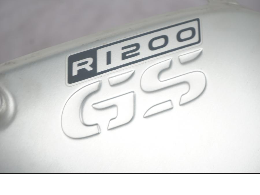 Baksidan på Bensintankskåpa från en BMW R 1200 GS -2005 motorcykel.